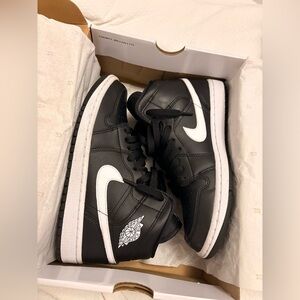 Women’s air jordan 1 mid